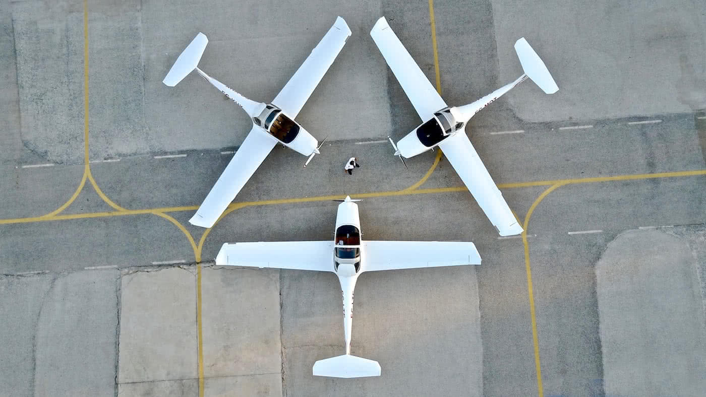 three aircraft landed in the form of triangulation