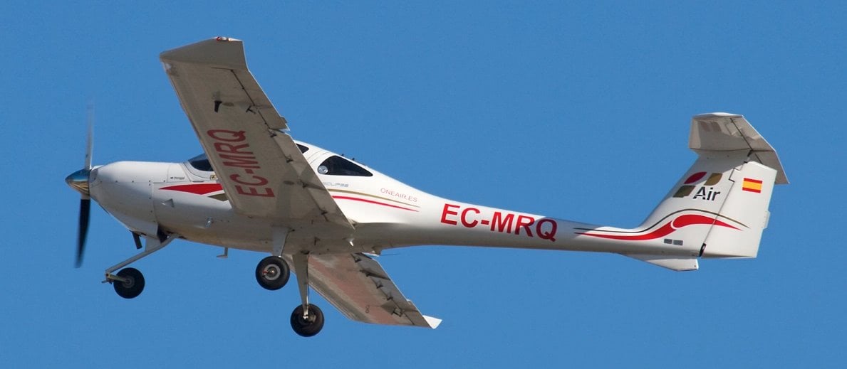 a oneairs diamond da20 in flight