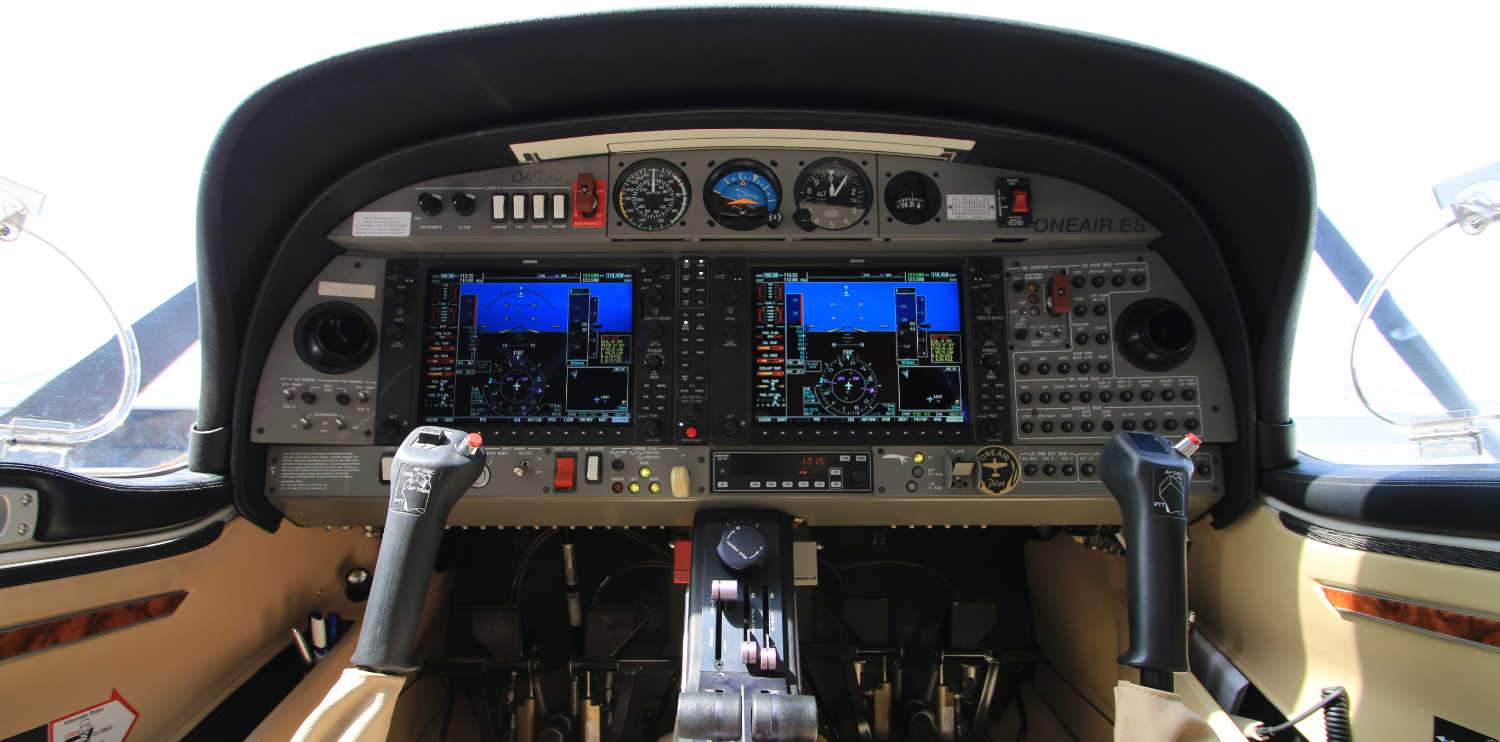 inside view of a one airs diamond da20 aircraft