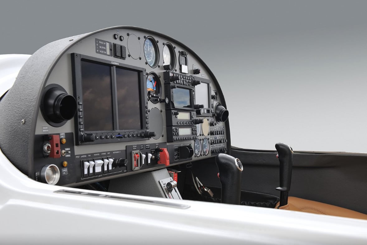 detail of a one air da20 cockpit with garmin g500