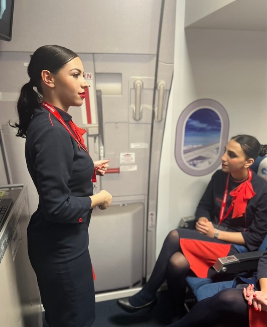 A flight attendant in an hypoxia situation