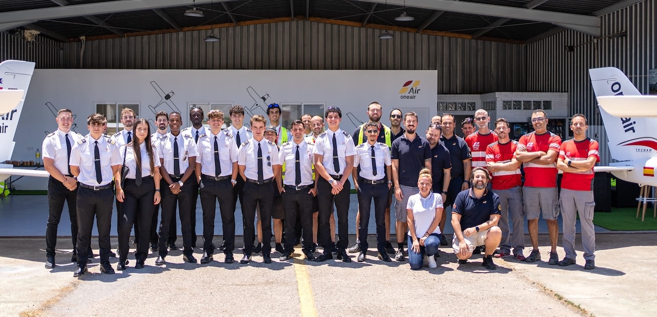alumnos-instructores-y-equipo-de-mantenimiento-aeronautico-one-air